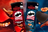 Batata Pringles Edição Netflix Strangr Steak - Kit com 2 unidades - Upside Down Bacon (bacon caramelizado) e Upside Down Steak (carne defumada com alho) - Embalagem colecionável - imagem 2