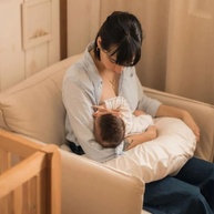 Almofada de Amamentação Yogi Baby Moon Branco Cupuaçu – Conforto e Estilo para Mães Modernas - imagem 3