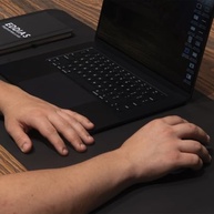 MousePad Desk Pad Eddias em Couro Ecologico 90x40cm + Porta-Copos - (Preto) - imagem 3