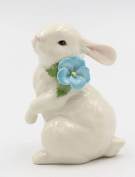 Estatueta de Coelhinho da Páscoa em Porcelana com Flores Azuis - Cosmos Gifts - imagem 1