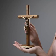 Crucifixo de Madeira Cilíndrico 26 cm - 'Eis o Cordeiro de Deus' | Mesa e Parede - imagem 3