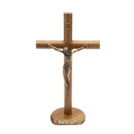 Crucifixo de Madeira Cilíndrico 26 cm - 'Eis o Cordeiro de Deus' | Mesa e Parede - imagem 2