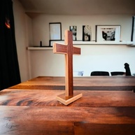 Cruz de Mesa Ecumênica em Madeira MDF 28,5cm - Design Elegante e Artesanal - imagem 3