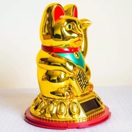 Gato da Sorte Dourado Maneki Neko com Mão Balançando e Carregamento Solar - Decore com Energia Positiva - imagem 5