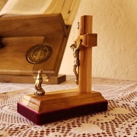 Crucifixo Adorno Maria ao Pé de Jesus na Cruz em Madeira 8cm - Símbolo de Fé e Devoção - imagem 5