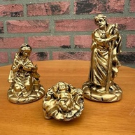 Presépio de Natal Decorativo em Cerâmica com Detalhes Dourados - Enfeite Artesanal para Mesa - imagem 2