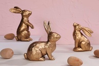 Conjunto de 3 Estatuetas de Coelhinho da Páscoa em Resina Dourada - Decoração Temática Elegante - imagem 1