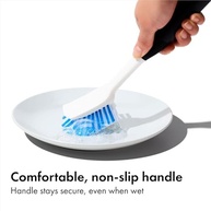 Escova de Limpeza em Nylon OXO - Resistente e Versátil para Cozinha - imagem 4