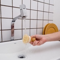 de-escova-bambu-redonda-a-ergonomica-com-limpeza-de-oikos-e-ecologica-duravel-cabo-a