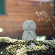 Estátua de Buda Zen em Arenito - Monge de Oração para Decoração Feng Shui e Ambientes Serenos - imagem 3