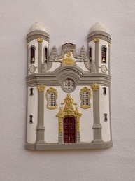 Miniatura de Igreja São Francisco de Assis - Réplica Artesanal em Gesso com Detalhes Coloridos - imagem 2
