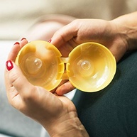 Protetor de Mamilos de Silicone Medela M (20mm) - Conforto e Proteção na Amamentação - imagem 3