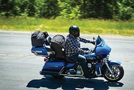 Bolsa de Porta-Malas Kuryakyn 5281 Momentum Hitchhiker: Aventura e Estilo para Sua Moto - imagem 5