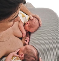 Almofada de Amamentação para Gêmeos Grande Lisa Bege – Conforto Duplo para Mães Modernas - imagem 2