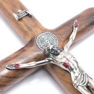 Crucifixo de Parede em Madeira com Medalha de São Bento - 25 cm | Decoração e Espiritualidade - imagem 3