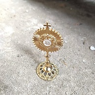 Ostensório Mini Santíssimo Sacramento Dourado 7cm - Lembrança Sagrada de Mesa - imagem 3