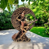 Estátua de Bruxa da Lua em Resina Dourada com Detalhes em Bronze - Decoração Esotérica Wicca - imagem 2