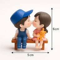 Casal em Banco de Madeira - Miniatura para Terrários e Decoração Romântica - imagem 3
