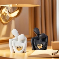 Miniestátua de Casal com Coração Dourado - Escultura Romântica para Decoração de Casa e Presente Especial - imagem 3