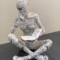 Estátua de Mulher Lendo - Decoração Elegante para Estante de Livros e Escritório - imagem 3