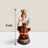 Estátua do Menino Jesus de Praga em Resina - 9 cm | Imagem Católica para Oração e Decoração - imagem 3