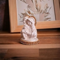 Mini Sagrada Família em Pérolas e Strass 7cm - Decoração Religiosa Elegante - imagem 3
