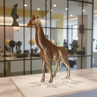 Escultura Decorativa Girafa Geométrica 20cm | Estatueta Preta Moderna com Acabamento Dourado - imagem 5