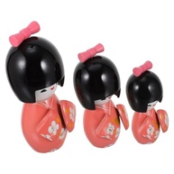 Trio de Bonecas Japonesas Kokeshi em Madeira Rosa com Laços Decorativos - Decoração Oriental Elegante - imagem 4