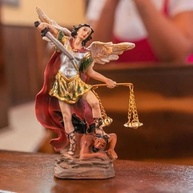 São Miguel Arcanjo - Estatueta Religiosa em Resina com Detalhes Artesanais - 10 cm - imagem 2
