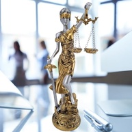 Estátua da Deusa da Justiça Themis em Resina - 29 cm | Decoração Elegante e Simbólica - imagem 3