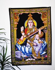 Kamalasna Devi Saraswati - Arte Sagrada em Tecido com Lantejoulas Brilhantes - imagem 2