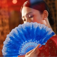 Leque de Penas Dobrável Azul – Elegância Vintage para Dança, Casamento e Eventos Especiais - imagem 3