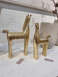 Escultura de Cavalo em Polirresina Dourada - Decoração Elegante para Ambientes - imagem 3