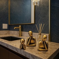 Conjunto de 3 Esculturas Decorativas Douradas - Estatuetas Artísticas Modernas para Mesa e Escritório - imagem 1