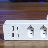 Régua de Energia Inteligente: 4 Tomadas, 2 USB e 2 Tipo-C com Cabo de 2m - Potência 2500W (Branco) - imagem 4