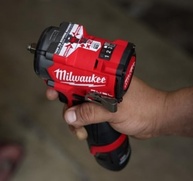 Chave de Impacto Milwaukee M12 FUEL Stubby 1/2": Potência e Precisão para Seu Trabalho - imagem 3