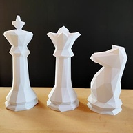 Estatuetas Rei, Rainha e Cavalo de Xadrez - Decoração Elegante em Branco - imagem 2