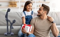 Escultura de Pai e Filha em Resina - Decoração e Presente Significativo para Dia dos Pais - imagem 3