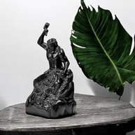 Estátua Self Made Man - Homem Que Se Esculpiu em Resina Preta | Decoração e Inspiração - imagem 3