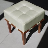e-estrutura-quadrado-madeira-macica-claro-assento-bege-com-em-confortavel-decorativo-linho-em-a-puff-a