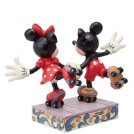 Estatueta Disney Traditions por Jim Shore - Mickey e Minnie Patinando | 14 cm | Coleção Exclusiva - imagem 5