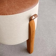 Kit 2 Puffs Redondos com Pés de Madeira - Luna Bege/Caramelo em Linho | Decore com Estilo e Conforto - imagem 3