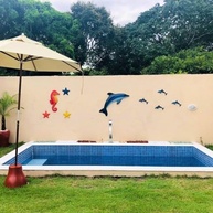 Trio de Golfinhos em Resina - Decoração Tropical para Ambientes Externos e Internos | 28cm - imagem 3