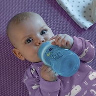 Copo MAM Trainer Night 220ml - Transição Segura e Divertida para Bebês - imagem 3