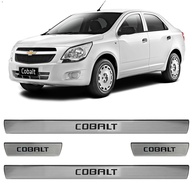 Jogo Soleira Porta Resinada Adesivo Chevrolet Cobalt 2012-2020: Proteção e Estilo Premium - imagem 1