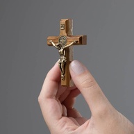 Crucifixo de Madeira com Medalha de São Bento - 7 cm | Decoração Sagrada e Proteção Espiritual - imagem 3
