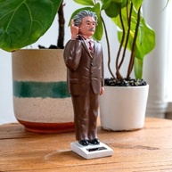 Estatueta Albert Einstein Solar Kikkerland - Decoração Inteligente com Movimento - imagem 3