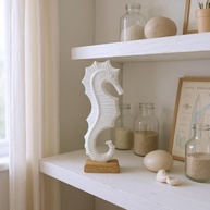 Estátua de Cavalo Marinho em Metal Branco – Decoração Náutica Elegante para Casa - imagem 3