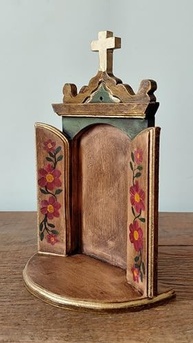 Oratório em Madeira 27 cm Pintado à Mão | Decoração Religiosa Católica com Detalhes Florais | Para Mesa ou Parede - imagem 3