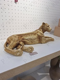 Escultura Leoa em Polirresina Dourada - Decoração Animal Elegante - imagem 4